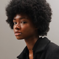 法国球星基利安·姆巴佩在比赛中带球奔跑的侧身特写